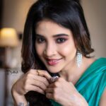 Sakshi Agarwal Instagram - Weekend eppadi poguthey?? . @sathish_photography49 @makeupbyvaishalikrishnan @fineshinejewels @sri_boutique_byprema . #happygirlsaretheprettiest #sareemyhappyspace #sareelove #sakshiagarwal Chennai, India