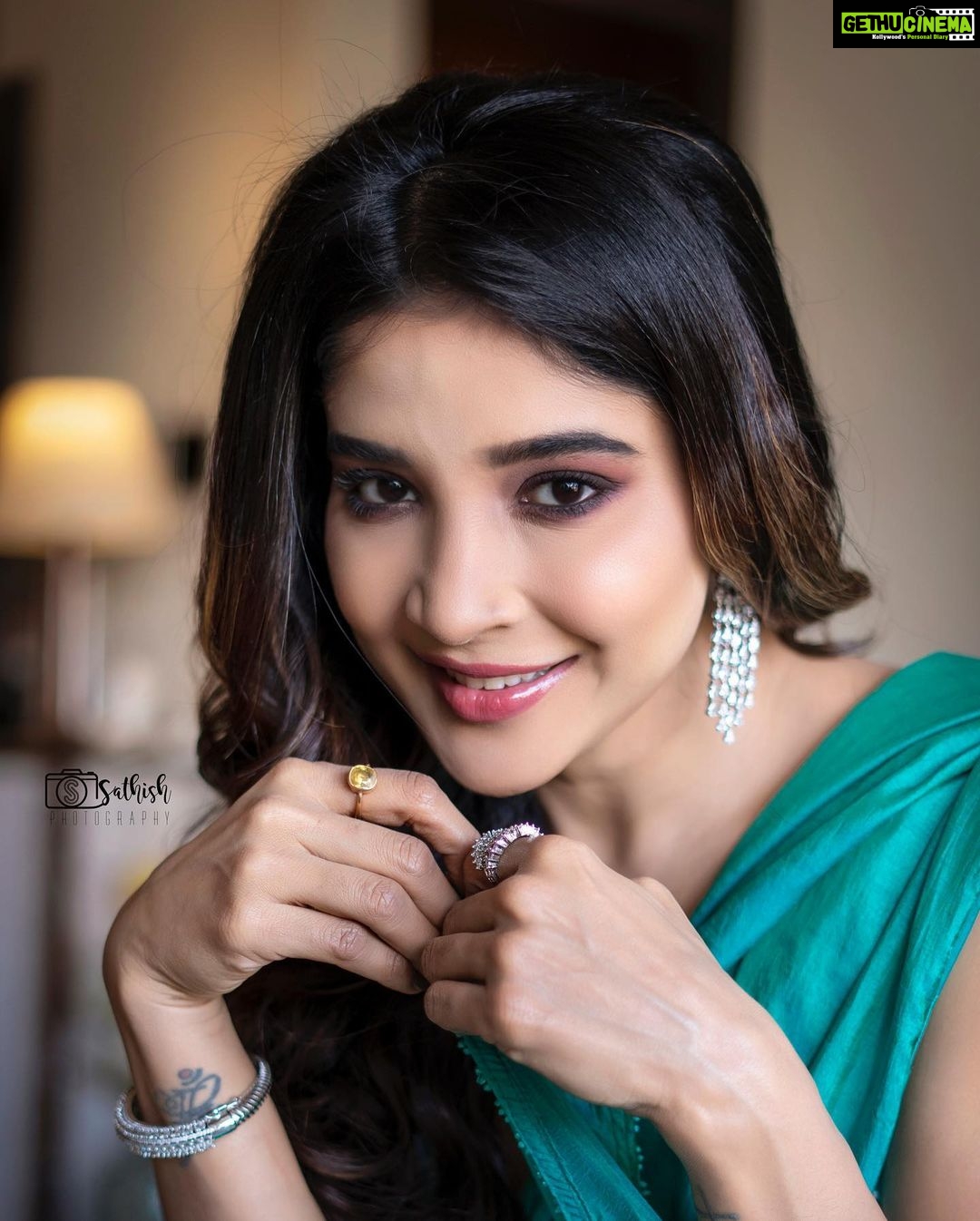Sakshi Agarwal Instagram - Weekend eppadi poguthey?? . @sathish_photography49 @makeupbyvaishalikrishnan @fineshinejewels @sri_boutique_byprema . #happygirlsaretheprettiest #sareemyhappyspace #sareelove #sakshiagarwal Chennai, India