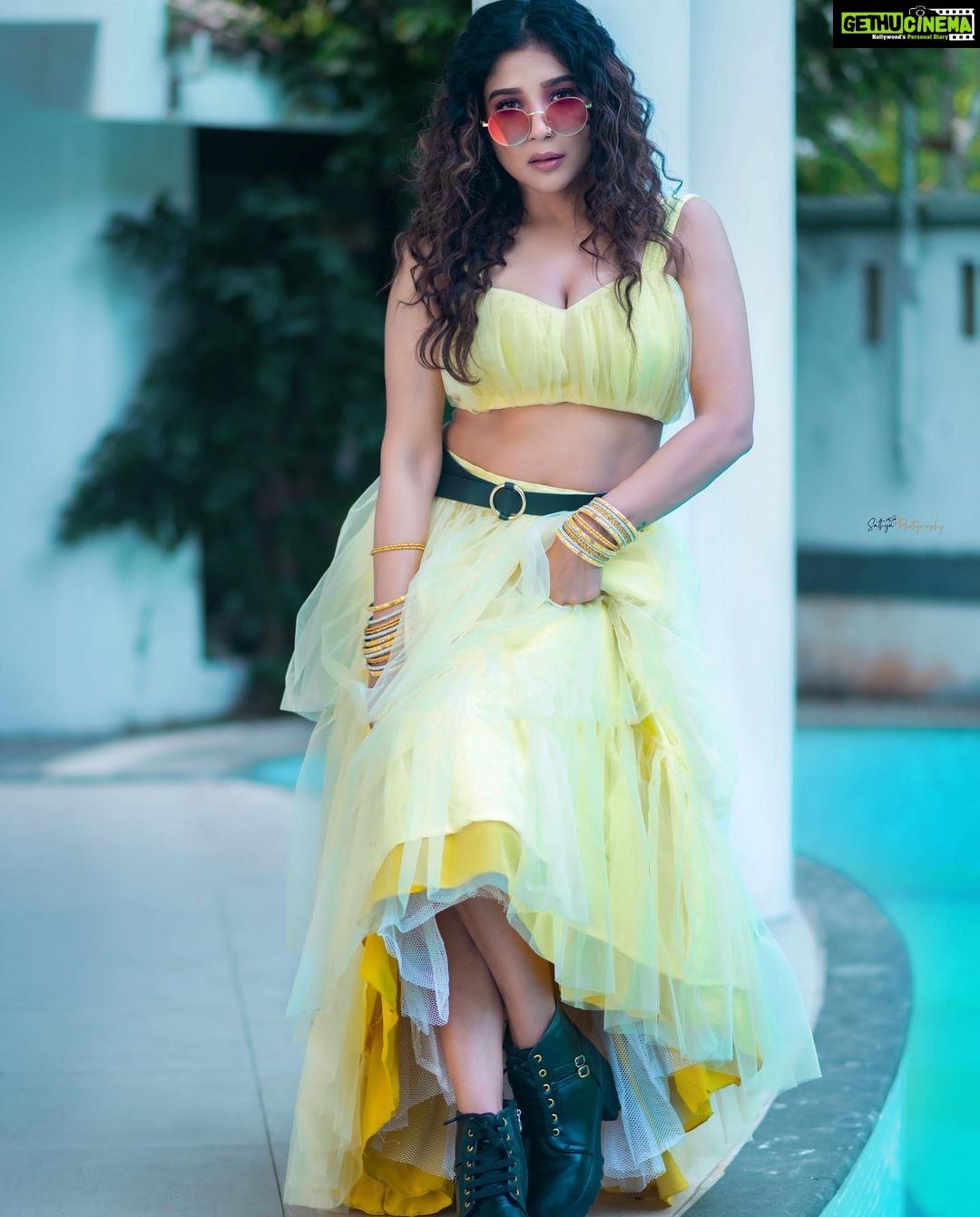 Sakshi Agarwal Instagram - Lets have fun💛 . @murugeshmakeup_hair @sathyaphotography3 @sindira_by_swethaindiran . #goodgirlshavefuntoo #indowestern Chennai, India