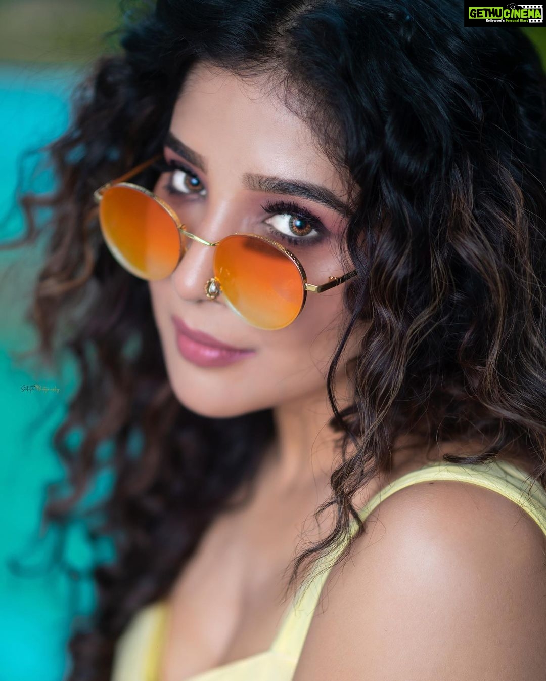 Sakshi Agarwal Instagram - Hey you.. I am watching You💛 . @murugeshmakeup_hair @sathyaphotography3 @sindira_by_swethaindiran . #indowestern #lehenga #eyesonyou Chennai, India