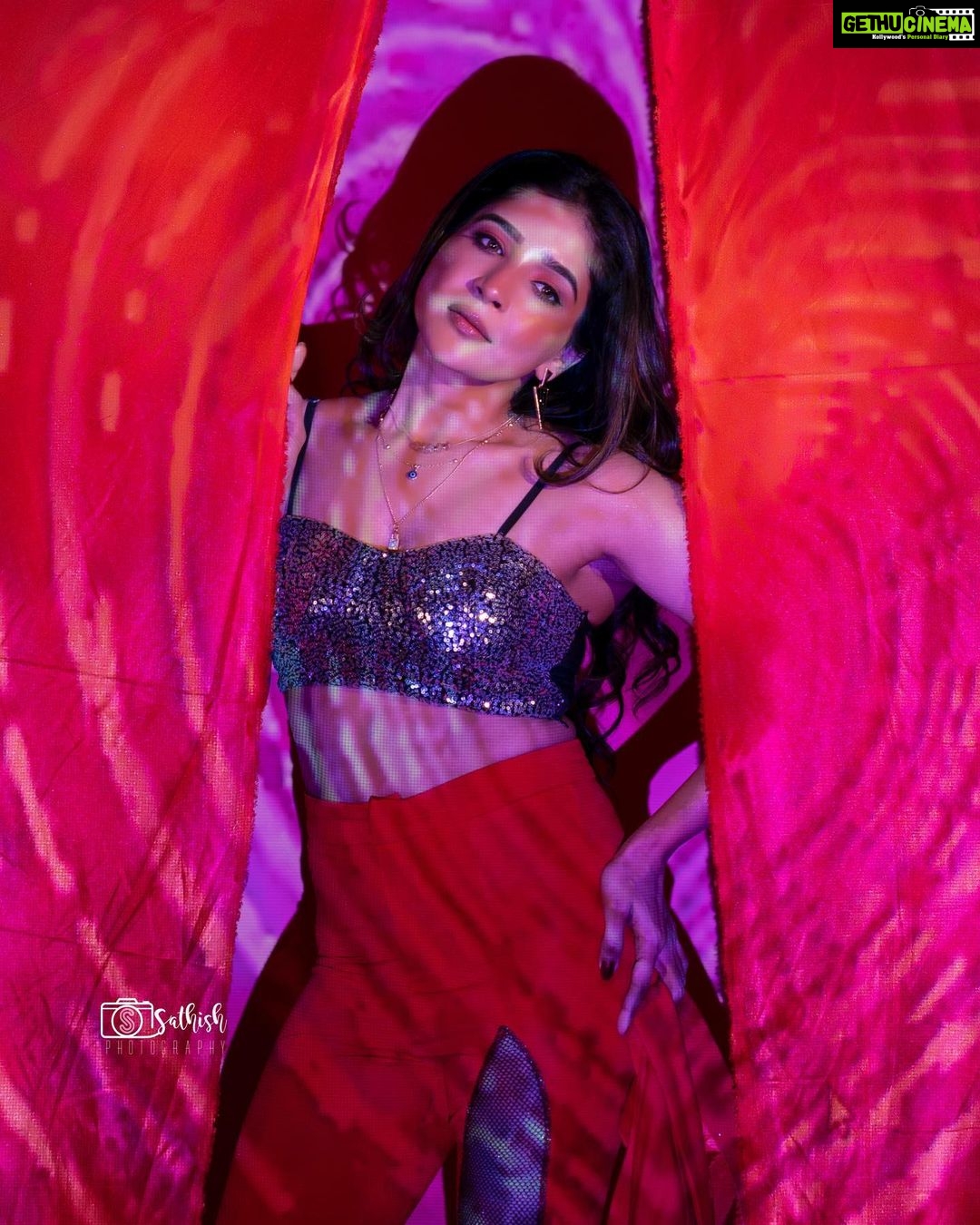 Sakshi Agarwal Instagram - Life gives us many things to be thankful for. I give thanks in my life for YOU❤️ . Wish you a very happy Valentines Day❤️ . Spread love and affection. The world needs it❤️ . Pics @sathish_photography49 Hmua @murugeshmakeup_hair Styling @sen_smily_girl Decor @grandsha_events . #valentinesday #valentinesspecial❤️ #hearts #sakshiagarwal Chennai, India