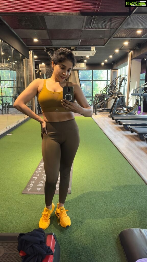 Sakshi Agarwal Instagram - Killing it at the gym after long, listening to you @asalkolaar . #instagramreels #reelsindia #reelsinstagram #feelitreelit #workoutvideos #workoutroutine #trending #foryou #instalike #fitnesslife #gymreels #sakshiagarwal . @naresh_20aesthetic @beyondfitnesslifestylecentre Chennai, India