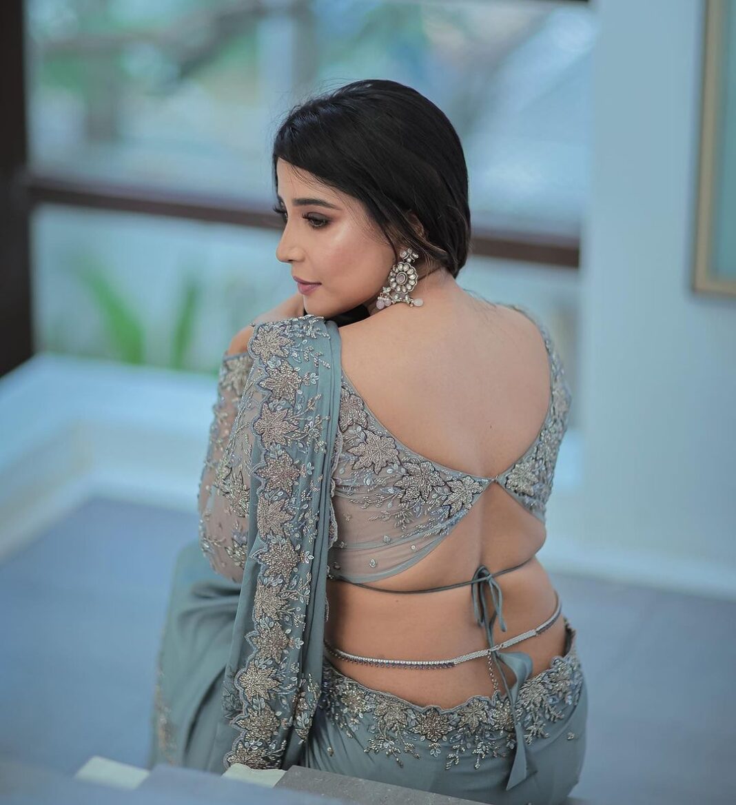 Sakshi Agarwal Instagram - Making every stare worth it🤍 . @murugeshmakeup_hair @dhanush__photography @stitchhousesalem . #saree #sexyback #sareelove #kollywood #sakshiagarwal #sensous Chennai, India