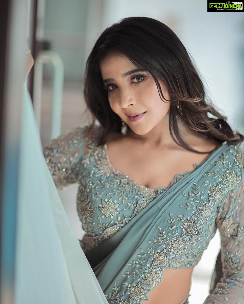 Sakshi Agarwal Instagram - Hot mess or spicy disaster😜 . @murugeshmakeup_hair @dhanush__photography @stitchhousesalem . #saree #sexyback #sareelove #kollywood #sakshiagarwal #sensous Chennai, India