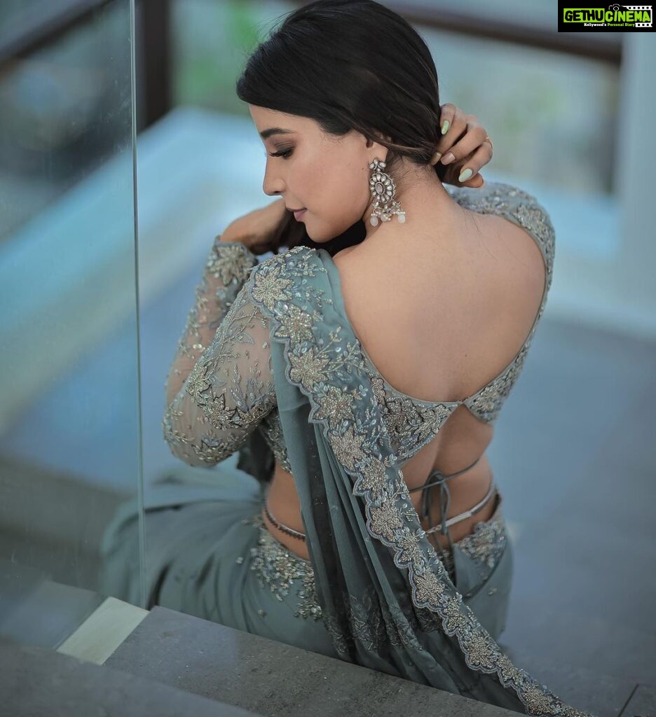 Sakshi Agarwal Instagram - Making every stare worth it🤍 . @murugeshmakeup_hair @dhanush__photography @stitchhousesalem . #saree #sexyback #sareelove #kollywood #sakshiagarwal #sensous Chennai, India