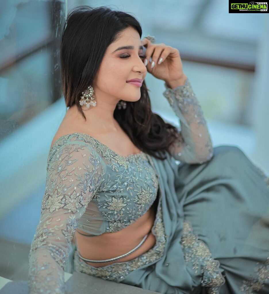 Sakshi Agarwal Instagram - Making every stare worth it🤍 . @murugeshmakeup_hair @dhanush__photography @stitchhousesalem . #saree #sexyback #sareelove #kollywood #sakshiagarwal #sensous Chennai, India