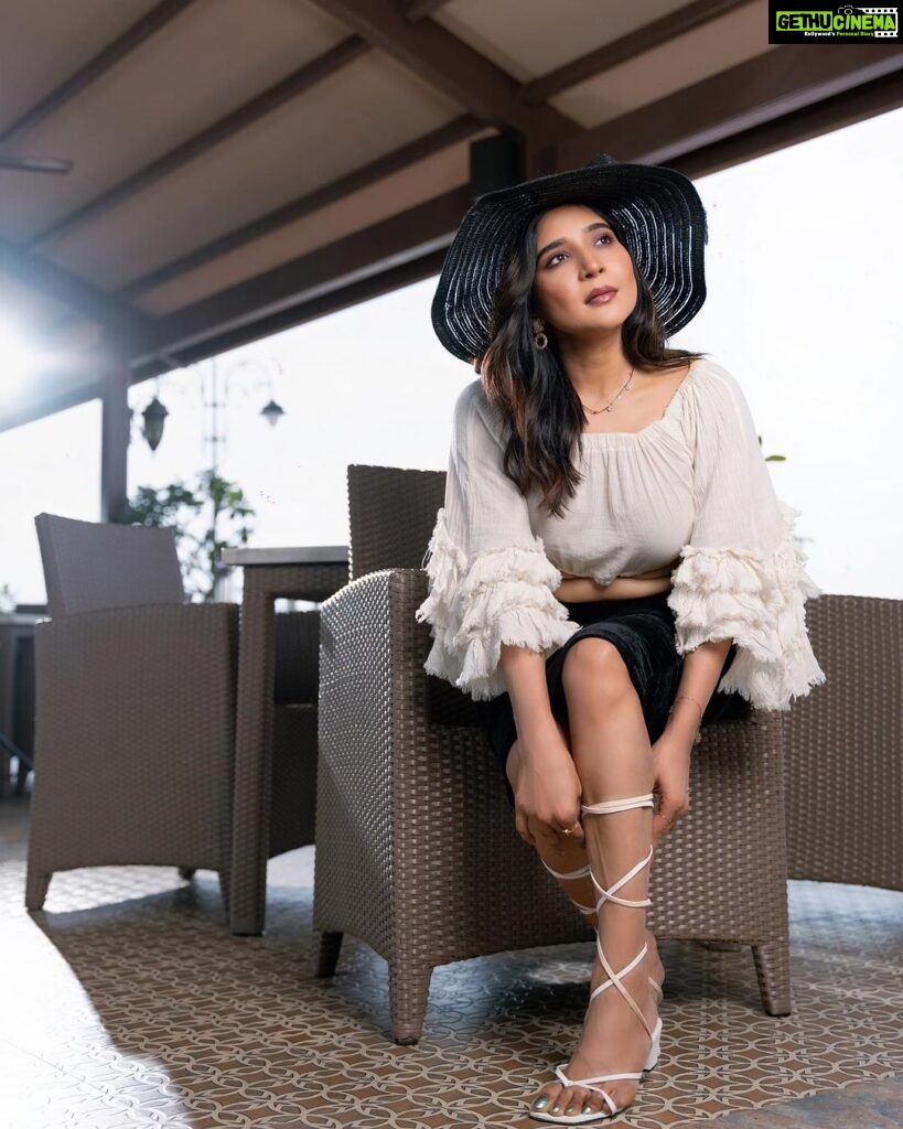 Sakshi Agarwal Instagram - Lips of honey, eyes of fire. . Pic : @ngrnandha Mua: @makeupbyvaishalikrishnan Hairstyle: @avmakeuplab Location : @ramadaplazachennai Styling: @fab_by_faiza @sultha.raja786 . #sakshiagarwal #ootd #instalife #kollywood Chennai, India