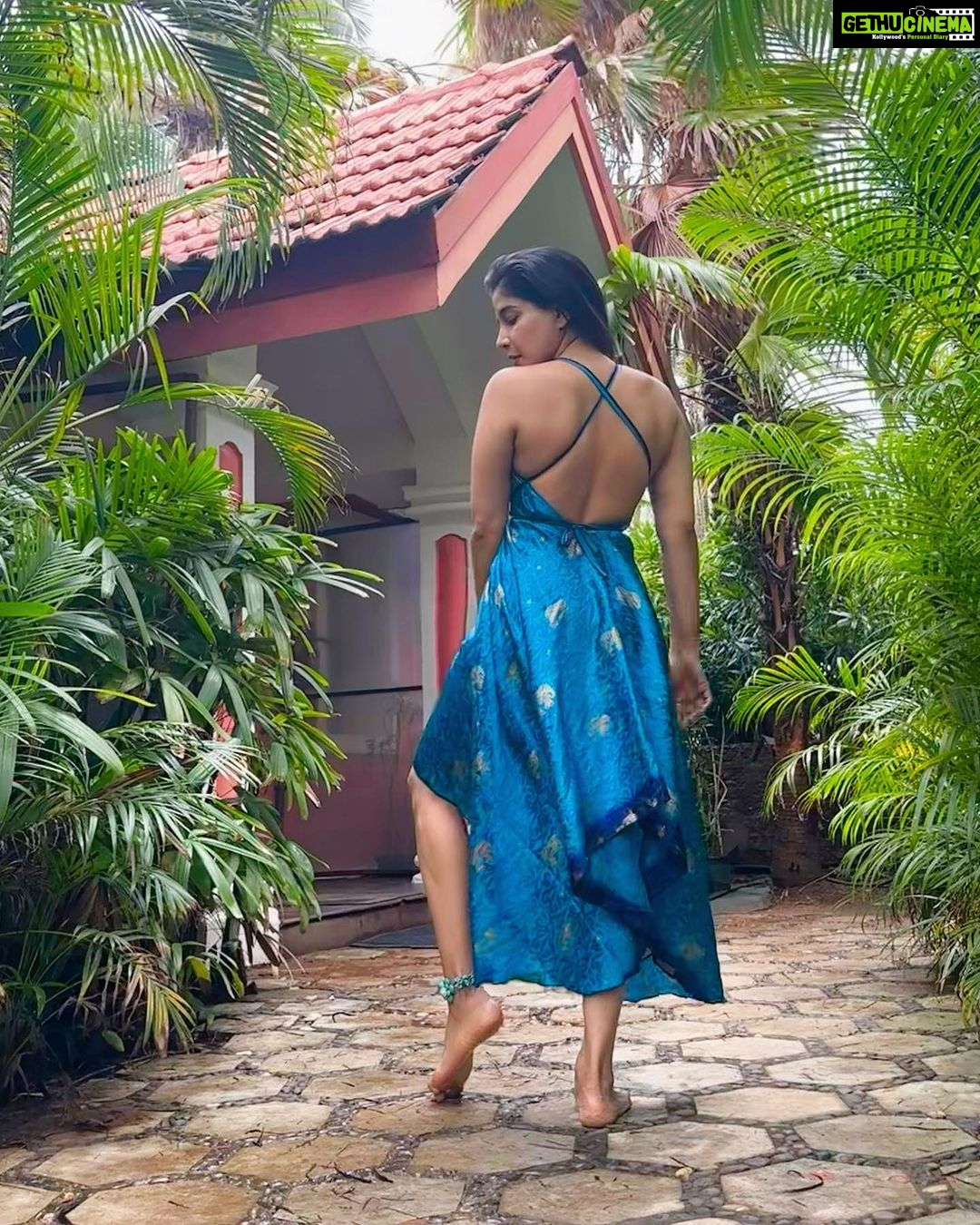 Sakshi Agarwal Instagram - Drenched hair, cold breeze and wet earth fragrance✨💧 Goa is heaven🌈 Taj Holiday Village Resort & Spa Goa