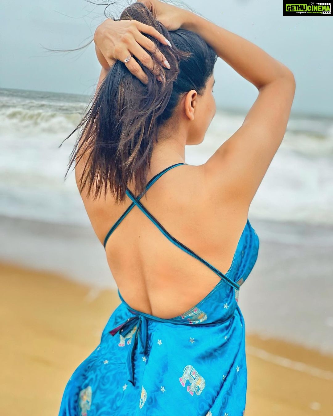 Sakshi Agarwal Instagram - Drenched hair, cold breeze and wet earth fragrance✨💧 Goa is heaven🌈 Taj Holiday Village Resort & Spa Goa