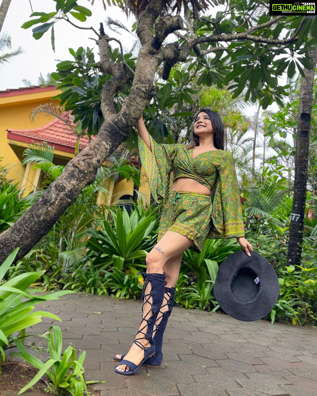 Sakshi Agarwal Instagram - Find meππ . #camouflage #goadiaries #goatourism #greenery #greencoordset #instalifestyle #texasstyle #sakshiagarwal #kollywood #goafun #greenery #vibes #holidaystyle #destinationholiday Taj Holiday Village Resort & Spa Goa
