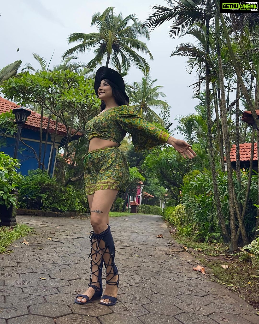 Sakshi Agarwal Instagram - Find meππ . #camouflage #goadiaries #goatourism #greenery #greencoordset #instalifestyle #texasstyle #sakshiagarwal #kollywood #goafun #greenery #vibes #holidaystyle #destinationholiday Taj Holiday Village Resort & Spa Goa