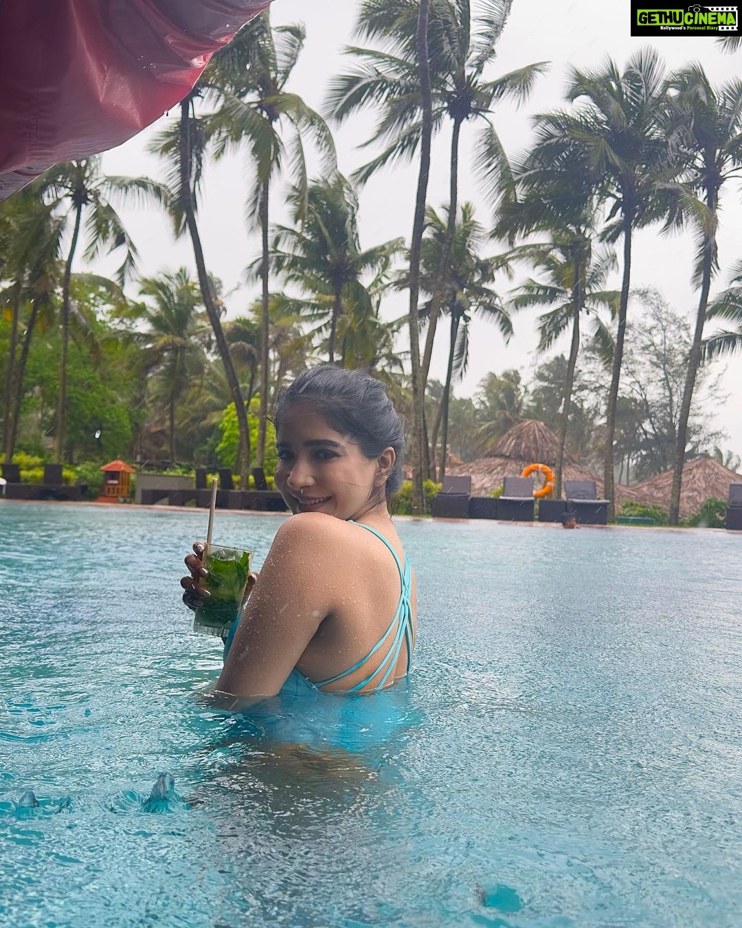 Sakshi Agarwal Instagram - Whats better than rain, pool, ocean and a sip of 🍸 No amount of rain can stop me from getting into the pool💕 . #goabeach #goadiaries #pooltime #rain Taj Holiday Village Resort & Spa Goa