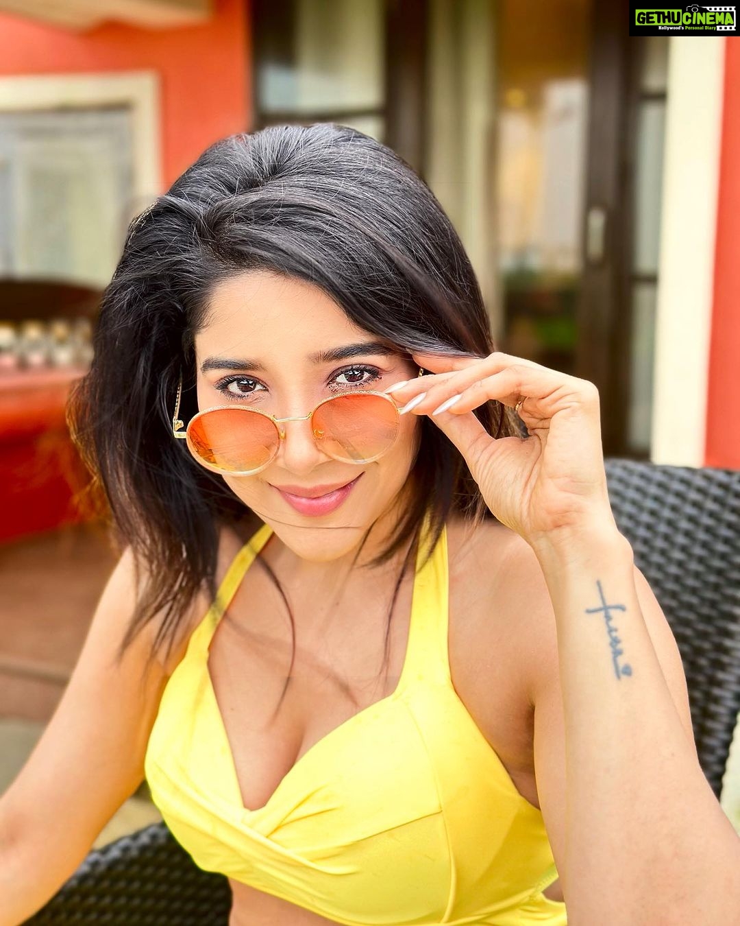 Sakshi Agarwal Instagram - Palm trees, ocean breeze, salty air, sunkissed hair and beach rain🔥 . #goa #goadiaries #goabeach #sakshiagarwal #goavibes #beachlife #waterbaby #yellowcoordset Taj Holiday Village Resort & Spa Goa