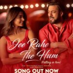 Salman Khan Instagram - Woh joh falling wala step hai jisme koi step nahiin hai, woh karke dikha do… love ka toh pata nahiin falling is sure 🤣 … #JeeRaheTheHum #30DaysToKBKJ @hegdepooja @venkateshdaggubati @farhadsamji @amaal_mallik @shabbir_ahmed9 @ranju.v @iamjaggubhai_ @bhumika_chawla_t @singhvijender #AbhimanyuSingh @raghavjuyal @thesiddharthnigam @jassie.gill @shehnaazgill @palaktiwarii @vinali_bhatnagar @vmanikandandop @shamiraah28 @skfilmsofficial @zeestudiosofficial @zeemusiccompany