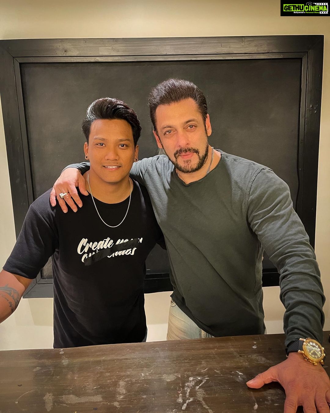 Salman Khan Instagram - Happy birthday dear Saajan @saajan_singh23