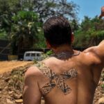 Salman Khan Instagram - Wen u think u r carrying the weight of the world on your shoulders , he says duniya ko chhodo paanch kilo ka dumbbell utha ke dikhao .Tiger Zakhmi Hai . #Tiger3