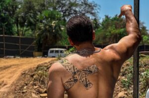 Salman Khan Instagram - Wen u think u r carrying the weight of the world on your shoulders , he says duniya ko chhodo paanch kilo ka dumbbell utha ke dikhao .Tiger Zakhmi Hai . #Tiger3