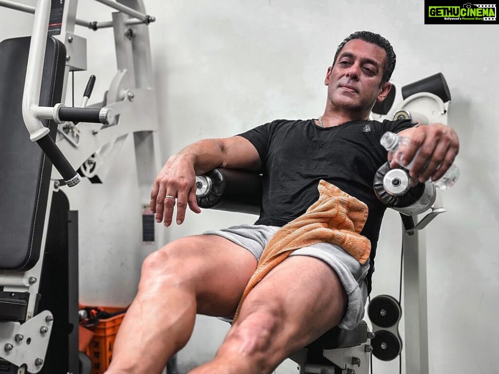 Salman Khan Instagram - Love hating legs day . Halat kharaab @beingstrongglobal #BeingStrong #KBKJ