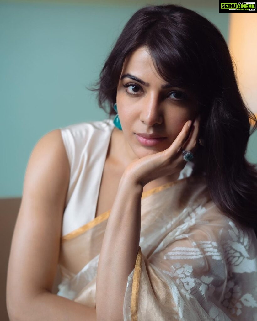 Samantha Instagram - Kochi 🤍 #shaakuntalamonapril14 Shaakuntalam in 3D🫶🏻 @devmohanofficial 🤗 Outfit- @tilfi_banaras Jewellery - @anaghaartsnjewels @stilt_communications Styled by - @pallavi_85 @openhousestudio.in @selvithangaraj Style team - @poojakaranam @kaalii.ma Shot by - @down__trodden _ @theprincenthem Make up - @avnirambhia Hair - @rohit_bhatkar