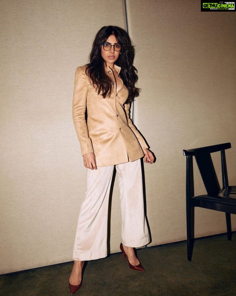 Samantha Instagram - 🤓🤍 #ShaakuntalamonApril14 Outfit: @kunalrawalofficial Jewellery: @mahesh_notandass Shoes: @louboutinworld Glasses: @spectaopticals @massadaeyewear Hair: @rohit_bhatkar Makeup: @avnirambhia Styling: @openhousestudio.in @pallavi_85 @selvithangaraj Assisted by: @kaali.ma @poojakaran Photo: @leroifoto