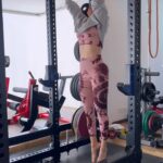 Samantha Instagram - It ain’t over till the fat lady sings 💪🏼 Thank you for the inspiration @whoisgravity 🤗 You’ve gotten me through some tough days 🤍 Being on the strictest possible diet (The autoimmune diet.. yes there is such a thing) has taught me that strength is not what you eat.. it’s how you think 🫶🏻 @junaid.shaikh88