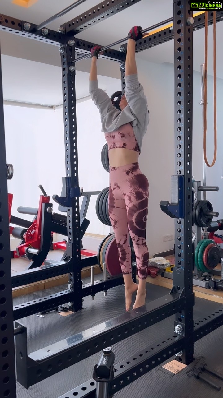 Samantha Instagram - It ain’t over till the fat lady sings 💪🏼 Thank you for the inspiration @whoisgravity 🤗 You’ve gotten me through some tough days 🤍 Being on the strictest possible diet (The autoimmune diet.. yes there is such a thing) has taught me that strength is not what you eat.. it’s how you think 🫶🏻 @junaid.shaikh88