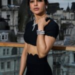 Samantha Instagram - For the global premiere of #CITADEL🫶🏻 An evening to remember!! In @bulgari #Bulgari #Serpenti Oufit @victoriabeckham Styled by @lakshmilehr Assisted @abhimanudesai @elsiechetry HMU @avnirambhia