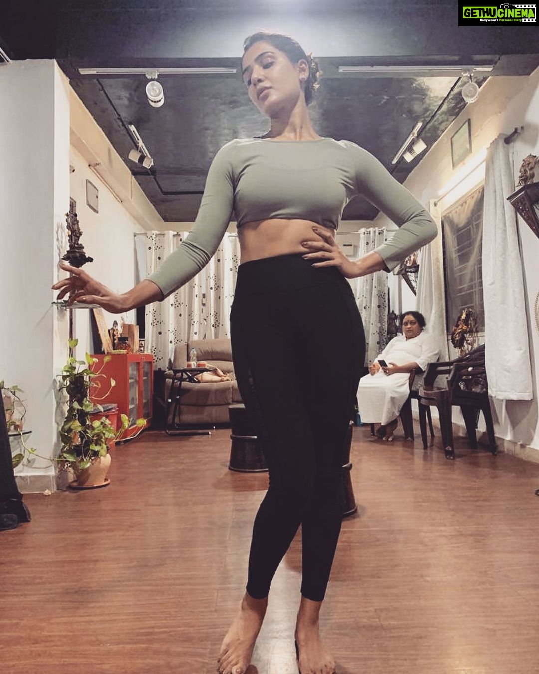 Samantha Instagram - The toughest part of #Shakuntalam was maintaining grace and posture while walking, talking, running⦠even crying! And grace is sooo not my thingš Had to take training sessions for it! Should have taken Sasha along⦠clearly so not her thing either! #LikeMotherLikeDaughter