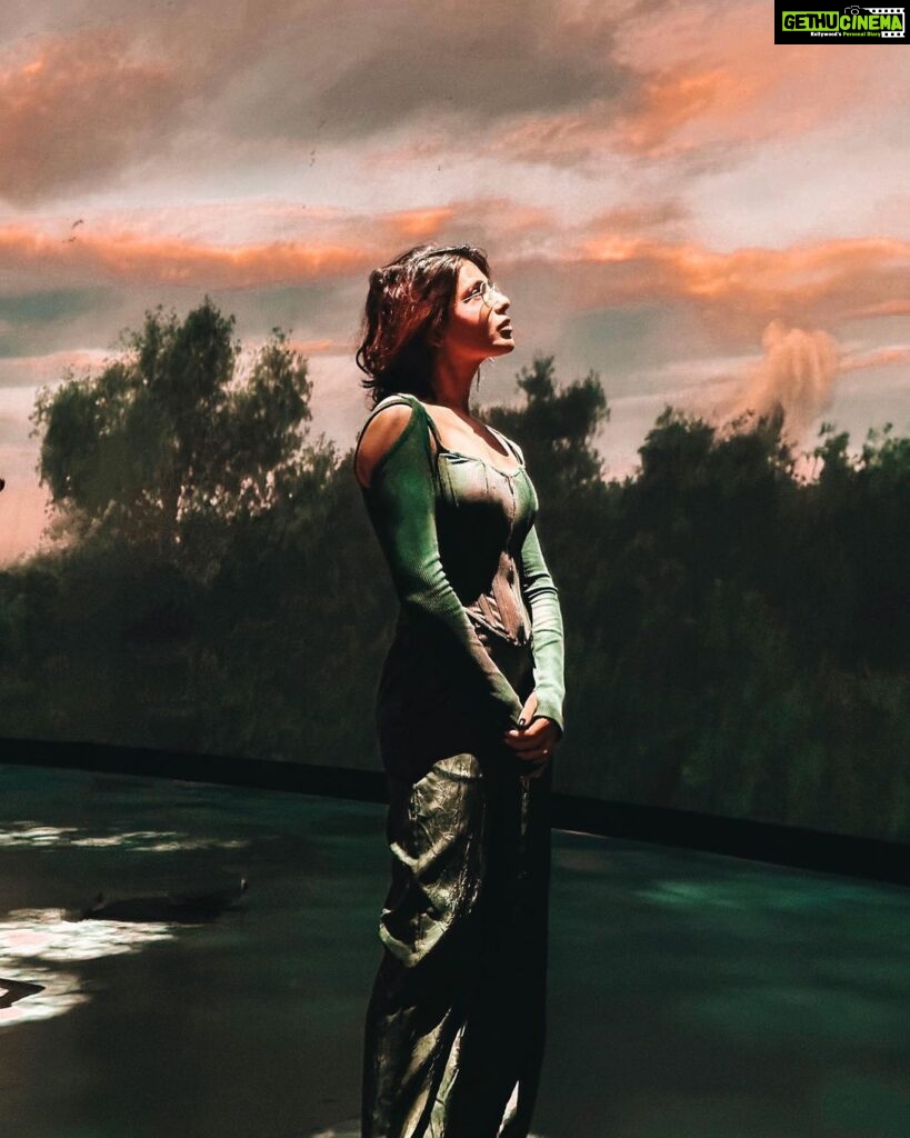 Samantha Instagram - “All life on Earth is related. Your hand resembles a bat's wing. Your cells have the same structure as the cells of a pineapple. Segments of your DNA match a mushroom's genetic code. Why? Because you share ancestors with every living thing on Earth. Some relationships are closer, some more distant. But we are all part of the same family tree.” Natural History Museum, NYC