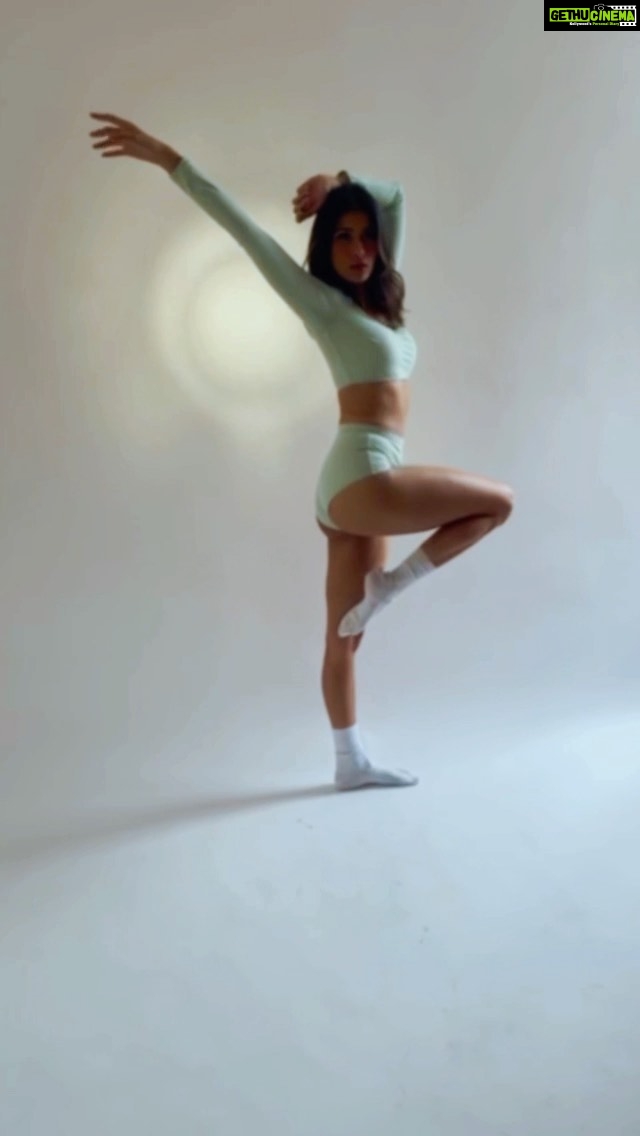 Samara Tijori Instagram - BTS of a shoot with the best team I could’ve asked for 🥰 Pictures coming sooooooooon 🤍 Posing for @frontrowgypsy 😋 Make up by @makeupbyriddhima 🤍 Styled by @aakrutisejpal 🤍 Hair by Akash @thetwinsmagicc 🤍
