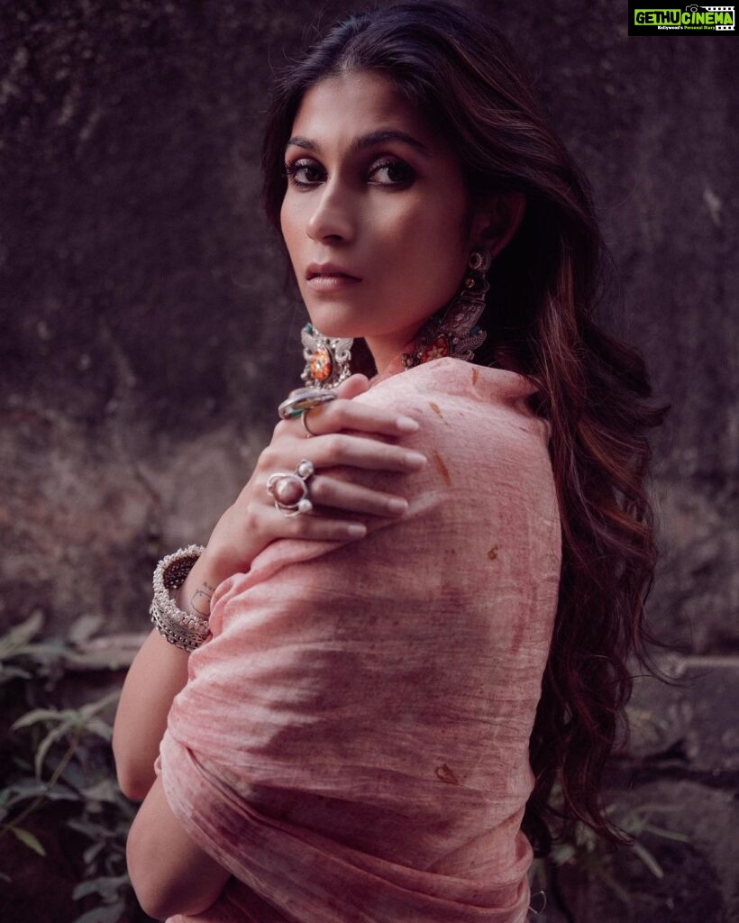 Samara Tijori Instagram - Shot by @harshjanii 🤍 HMU by @athirathakkar Styled by @denishabakrania Wearing @thebasalstudio Jewellery @_phullara_