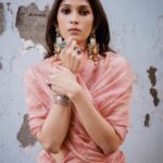 Samara Tijori Instagram - Swipe to stop me staring. 👀 📷 @harshjanii 💄 @athirathakkar 👗 @denishabakrania Wearing @thebasalstudio Jewellery @_phullara_