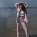 Samara Tijori Instagram - We vibin ✌🏻 Shot by @harshjanii 🤍 Styled by @denishabakrania Hair & Makeup by @athirathakkar Wearing @worldofasra