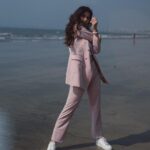Samara Tijori Instagram - We vibin ✌🏻 Shot by @harshjanii 🤍 Styled by @denishabakrania Hair & Makeup by @athirathakkar Wearing @worldofasra
