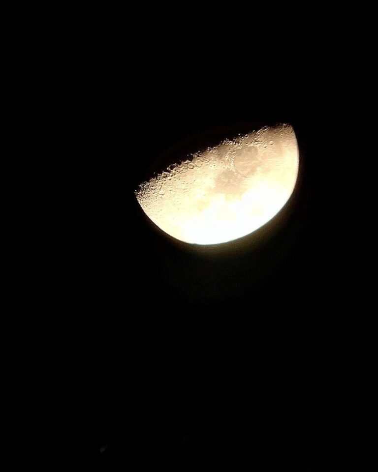 Samara Tijori Instagram - Bye 2022 👋🏻 P.S swipe to see the moon from my telescope! That’s the best picture I could take from my phone but what I saw in my lens was just UNREAL 🥹🥹🥹