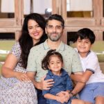 Sameera Reddy Instagram - Family photo with everyone smiling same time😅not easy peeps 😂 #familyportraits