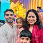 Sameera Reddy Instagram - Sending Bappa’s blessings to you🙏🏼Praying for happiness, prosperity & a good health for all of us & our families ! A beautiful Darshan at @gsbsevamandalmumbai 🙌🏻 I’ve come here to the GSB Seva Mandal every year as a child and it was so lovely to have the kids feel this energy ! Happy Ganesh Chaturthi 🌟 Mumbai - मुंबई