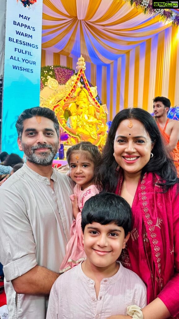 Sameera Reddy Instagram - Sending Bappa’s blessings to you🙏🏼Praying for happiness, prosperity & a good health for all of us & our families ! A beautiful Darshan at @gsbsevamandalmumbai 🙌🏻 I’ve come here to the GSB Seva Mandal every year as a child and it was so lovely to have the kids feel this energy ! Happy Ganesh Chaturthi 🌟 Mumbai - मुंबई