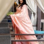 Sameera Reddy Instagram - Feeling peachy🍑 📷 @kiransaphotography Styled by @sarayu.hegde Mua/hair @perfektmakeover @puii_c_ammy Saree @rehaneofficial Earrings @montresorbangalore