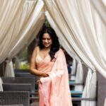 Sameera Reddy Instagram – Feeling peachy🍑 

📷 @kiransaphotography 
Styled by @sarayu.hegde 
Mua/hair @perfektmakeover @puii_c_ammy 
Saree @rehaneofficial 
Earrings @montresorbangalore