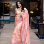 Sameera Reddy Instagram - Feeling peachy🍑 📷 @kiransaphotography Styled by @sarayu.hegde Mua/hair @perfektmakeover @puii_c_ammy Saree @rehaneofficial Earrings @montresorbangalore