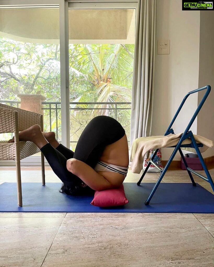 Sameera Reddy Instagram - This is my way of giving love to my body❤️My thank you to the body that supports me through my day. Pre- menopause is round corner and the only way to manage this excruciating phase is PRESERVATION!!! Body positivity is not just acceptance of yourself. It’s also self preservation. It’s respecting your only vehicle you have . I have decided from 2023 to energise all my internal body systems, my organs and all my hormones. This is the most intense I have gone lately. #iyengeryoga Half Halasana on chair Sarvangasana on chair Karna Pidasana 🙏🏼 * alleviate postural/structural problems. * release emotional tension. * increase focus and concentration. * increase your energy. * reconnect with your body and breath. * bring intelligence and clarity to all parts of the body and mind. * improve physical and psychological health. * Helps the endocrine system function effectively . #fitnessfriday