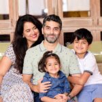 Sameera Reddy Instagram - Family photo with everyone smiling same time😅not easy peeps 😂 #familyportraits