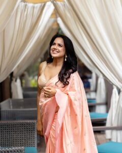 Sameera Reddy Instagram - Feeling peachy🍑 📷 @kiransaphotography Styled by @sarayu.hegde Mua/hair @perfektmakeover @puii_c_ammy Saree @rehaneofficial Earrings @montresorbangalore