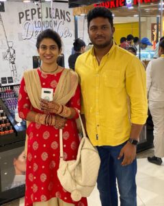 Sameera Sherief Instagram - 1st Picture that we ever clicked together. Alhamdulillah ofcourse for making this happen, 2ndly thanks to @im_rahmath bhai for taking the initiative. Clicked as actress & Fan. *March 2015*

2nd picture, tried to recreate the same. Thanks to @tabutiful29 & @im_rahmath bhai for helping us click this. Ofcourse 2nd pic clicked as wife & husband. On *Nov 2019*

Inshallah more such beautiful moments to come. ❤️❤️❤️
I love you always my main @syedd_annwar