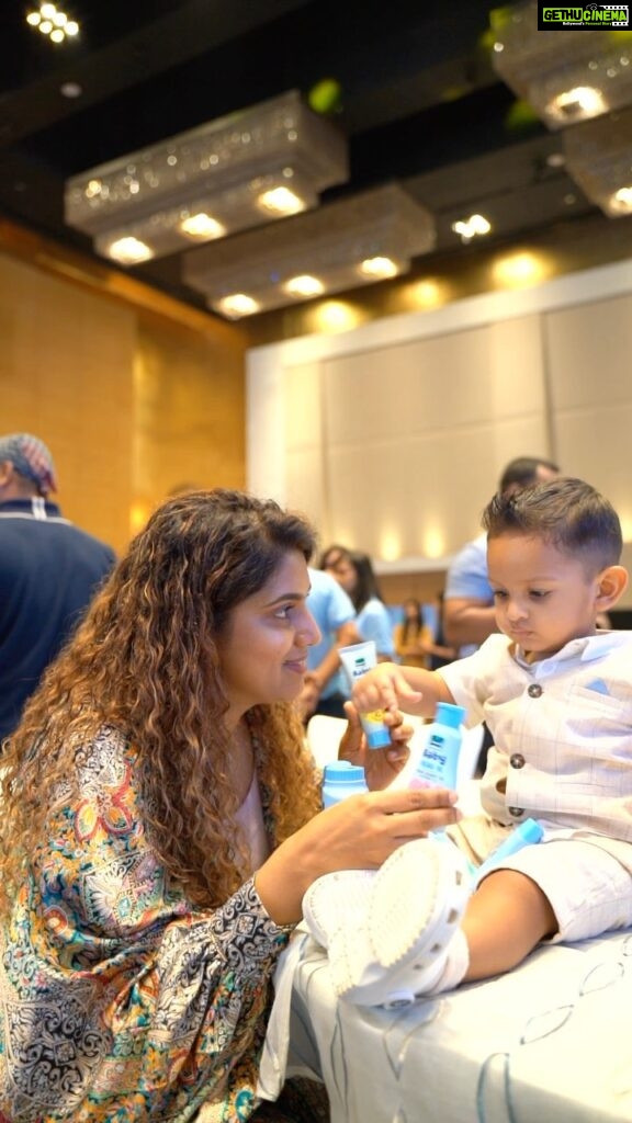 Sameera Sherief Instagram - It’s such a happy day for me. I had the incredible opportunity to attend the exclusive launch event of Parachute Advansed Baby. Attending the panel discussion with Pediatrician Dr. Amulya Mysore Marico’s Chief R&D Officer, Dr. Shilpa Vora, along with 50+moms was the highlight of the day. I learnt all about the main ingredient present in every product of the Parachute Advansed Baby range, i.e. 100% Virgin Coconut Oil, and its numerous benefits for baby’s growth and development. I also received a hamper from @parachuteadvansedbaby that included the entire range of doctor certified newborn safe products. Now that I am aware of how these products will contribute to baby’s height and weight gain and strengthening bones and muscles, I can’t wait to add these products to our daily routine. #ParachuteAdvansedBaby #Growbabygrow #launchevent #Babyproductrange #virgincoconutoil #Growthmilestone #babycarerange #BestBabyProducts