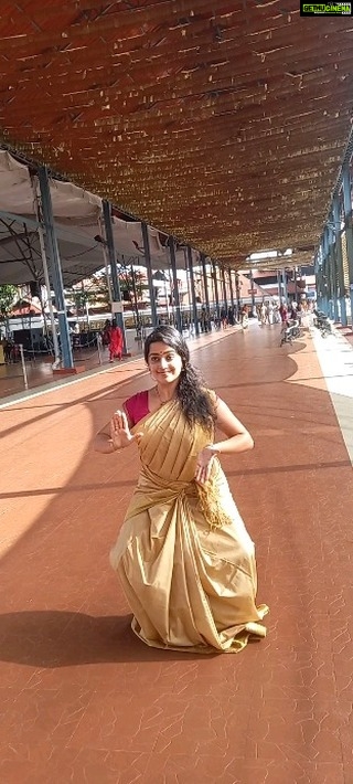 Samskruthy Shenoy Instagram - Chembattu - Remix with myself 😀 Again an impromptu video shot by @ratheesh_chaamu_guruvayur at Guruvayur temple ❤ Guruvayur Temple ഗുരുവായൂർ ക്ഷേത്രം