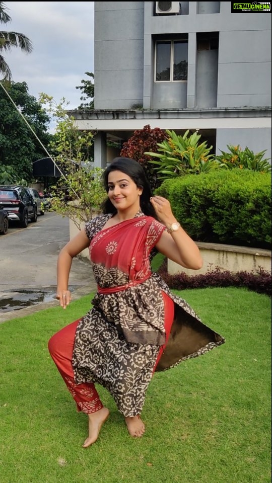 Samskruthy Shenoy Instagram - The place, the music, just made me go impromptu ❤ #chembattu VC - @aswathi_sasidharan__ ❤ #classicaldance #lovefordance #impromptuvideo #practice #nature #loveyourself