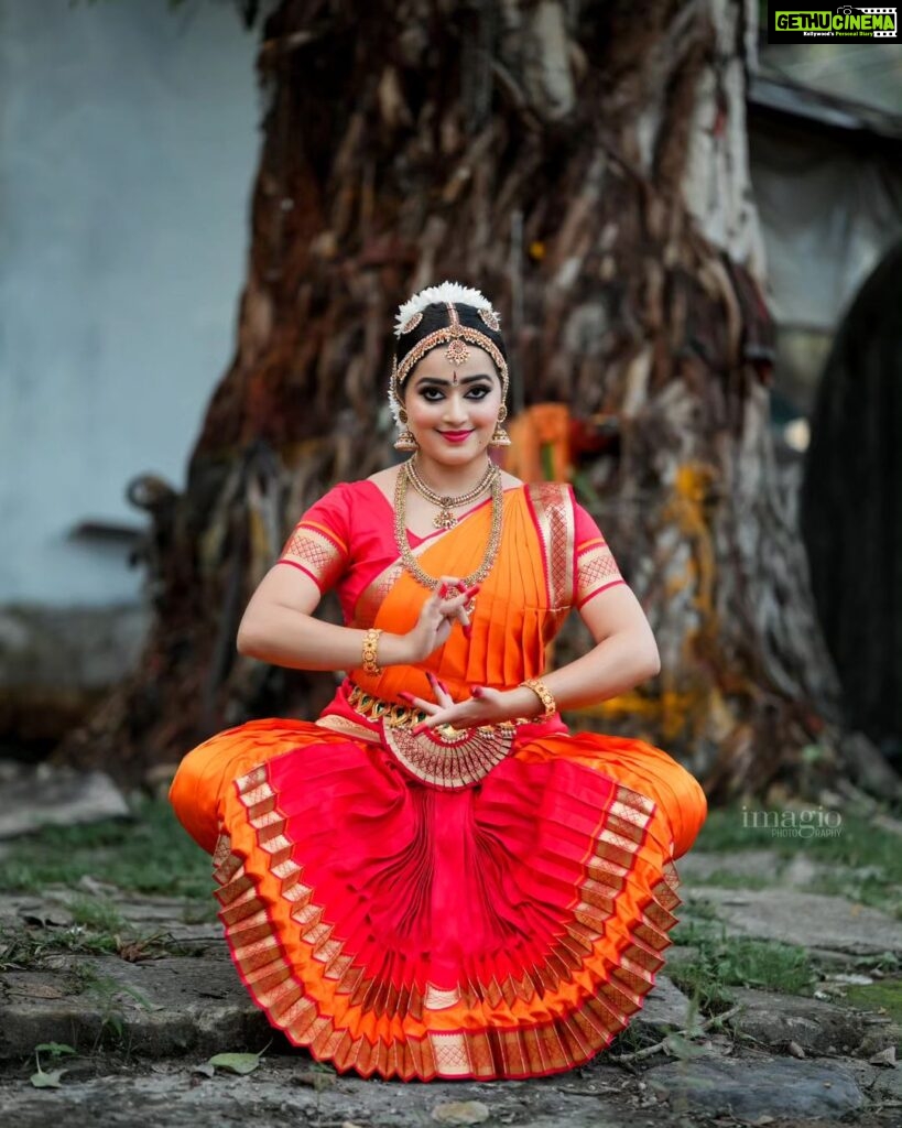 Samskruthy Shenoy Instagram - Māta Marakata Shyāma Mātange Madhushālini 🙏🏻🧡 PC - @imagiophotography_official MUA - @aswathi_sasidharan__ @beleza_studio_academy #bharatanatyam #classicaldance #tradition #goddesspose #dancelife #lovefordance Cochin Thirumala Devaswom