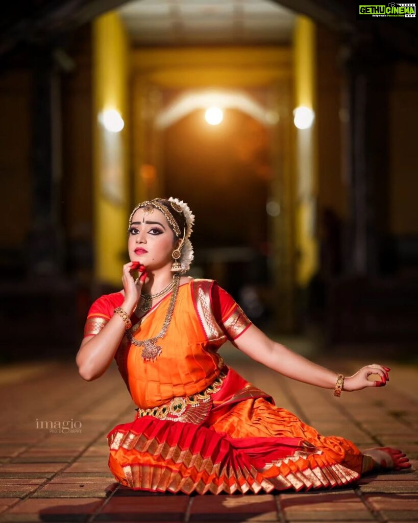 Samskruthy Shenoy Instagram - Janaki jaane 🧡❤🧡 PC - @imagiophotography_official MUA - @beleza_studio_academy @aswathi_sasidharan__ #bharatanatyam #janakijaane #dancelife #classicaldance #cochin #tirumaladevaswom #tdtemplemattanchery Cochin Thirumala Devaswom